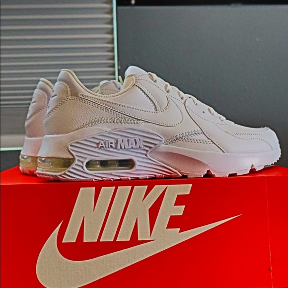 WMNS Nike Air Max Excee Lea - Picture 3 of 7